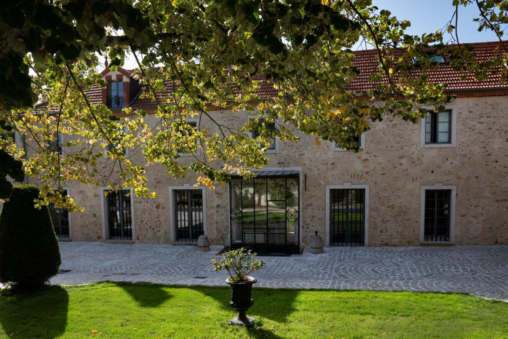 Loft Dans Le Clocher Face Au Chateau Bonnelles Bagian luar foto