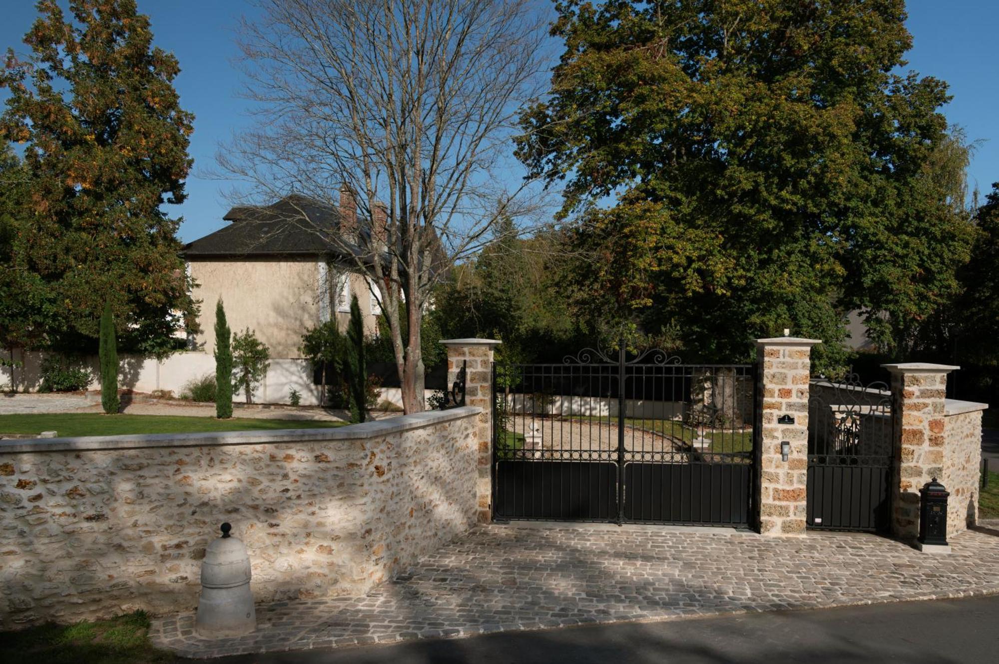 Loft Dans Le Clocher Face Au Chateau Bonnelles Bagian luar foto